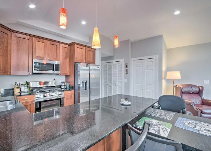 Chicago Condo With Balcony Walk To Cta Stations!